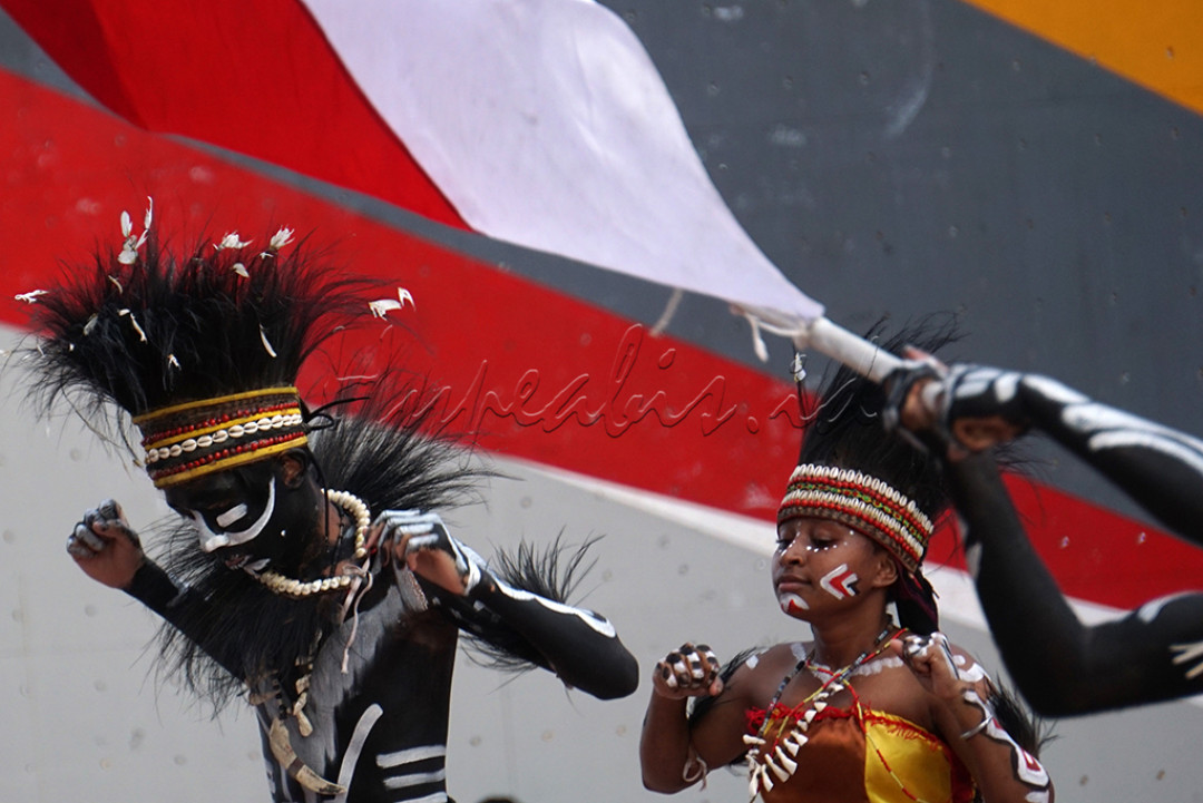 tarian bendera saat pembukaan cabor PON XX PAPUA panjat tebing
