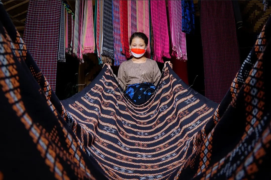 Bangga dengan produksi anak Bangsa.&nbsp;<br />
.&nbsp;<br />
Seorang gadis Suku Baduy sedang memamerkan sebuah kain tenun khas suku Baduy kabupaten Lebak Banten yang diproduksi oleh keluarganya dan di jual langsung ke para wisatawan yang datang ke Baduy kabupaten Lebak Banten. Baduy selain terkenal dengan budayanya &nbsp;Baduy juga terkenal dengan kerajinan tenunnya. Yang mana para wisatawan bisa langsung menyaksikan cara membuatnya juga bisa langsung membelinya sebagai cendramata atau oleh-oleh berwisata.&nbsp;<br />
.
