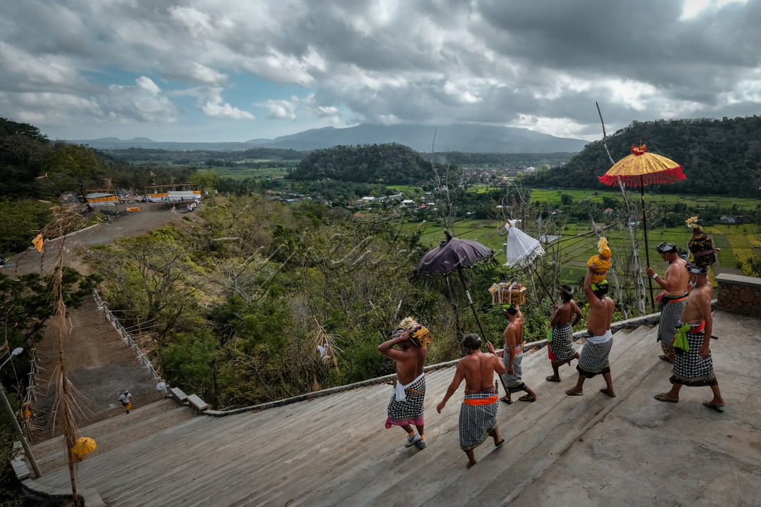 Upacara Melasti dilaksanakan oleh masyarakat hindu di Bali saat upacara piodalan di sebuah pura menuju ke pantai ataupun sumber-sumber mata air alam yang disucikan yang bertujuan&nbsp;untuk penyucian diri serta benda sakral milik pura (pralingga atau pratima Ida Bhatara dan segala perlengkapannya).