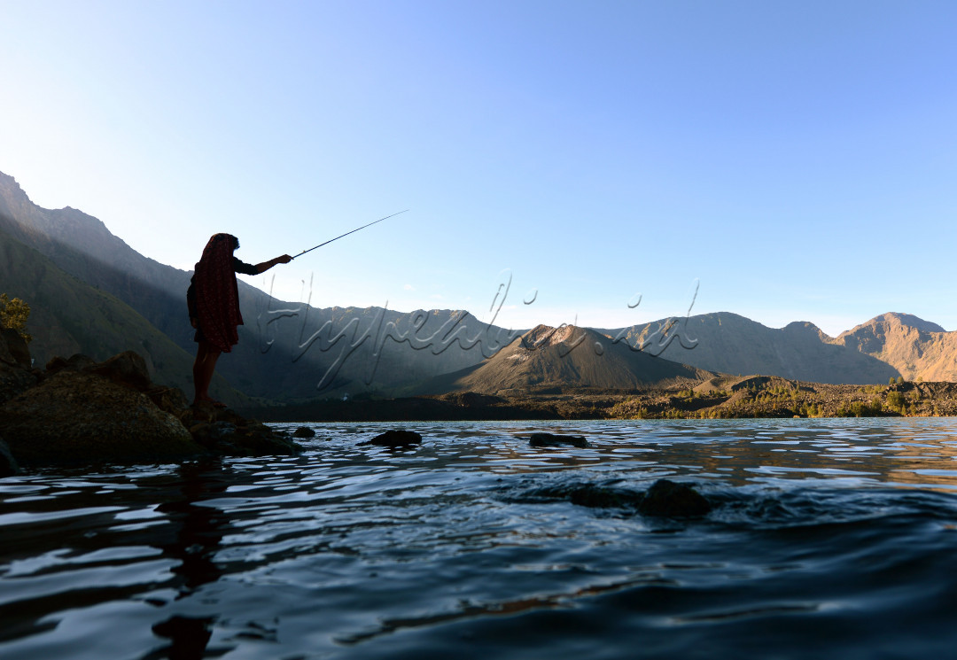 Potret pemandangan indah suasana pagi di danau sagara anak Taman Nasional Gunung Rinjani. Danau sagara anak merupakan surganya gunung rinjani karena keindahanya yang harus dikunjungi saat kita mendaki gunung rinjani. Wisatawan pendakian gunung rinjani dapat mendirikan tenda, bersantai, berenang dan memancing ikan di danau sagara anak dengan latar gunung barujari ditengah danau yang mempesona (12 Oktober 2021).