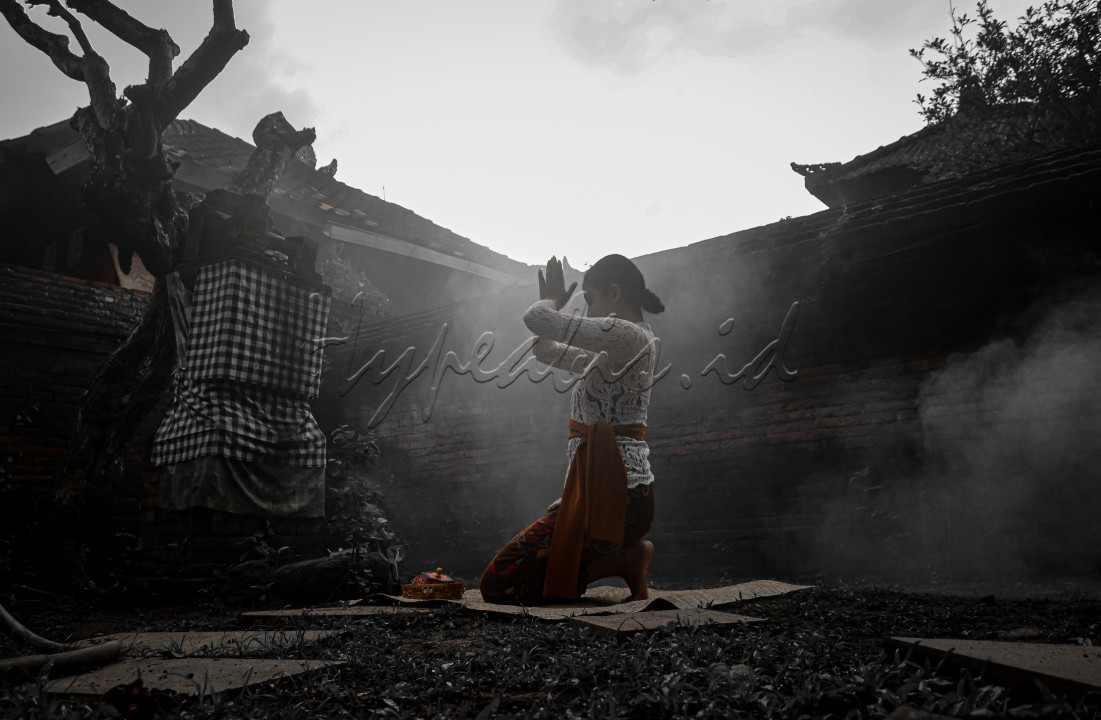 Wisata Di Bali menarik karena kentalnya budaya dan nilai adat salah satunya ibadah umat hindu yaitu Sembahyang dilakukan sebanyak tiga kali dalam sehari untuk memuji kemuliaan serta menundukkan diri sebagai rasa bakti terhadap Sang Hyang Widhi Wasa. Ini menjadi contoh keberagaman umat beragama yang menjunjung nilai nilai yang berlaku dan mari kita sama sama menghargai perbedaan.
