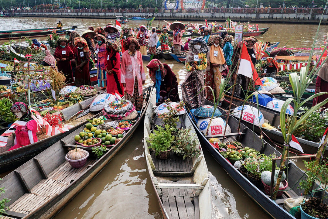 Pasar terapung bukan hanya ada di Lok Baintan di kota Banjarmasin juga ada ..nama nya pasar terapung siring yang ada hanya pada hari sabtu dan minggu.