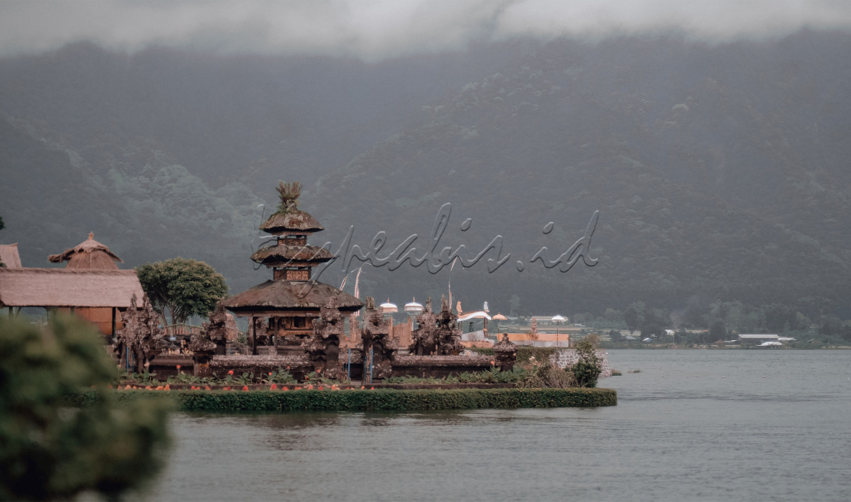 Nama danau ini aslinya&nbsp;bukan danau Bedugul, melainkan danau Beratan / Bratan. Namun karena masuk wilayah&nbsp;kawasan objek wisata Bedugul, maka banyak wisatawan lebih familiar menyebut nama danau Beratan / Bratan dengan nama danau Bedugul.<br />
Daya tarik utama danau&nbsp;Bratan terletak pada<br />
Pemandangan Pura yang berada di tengah danau. Nama pura yang berada di tengah danau adalah Pura Ulun Danu Bratan Bedugul.<br />
Udara sejuk daerah pegunungan. Karena danau Bratan lokasinya berada&nbsp;pada ketinggian sekitar 1.239 meter di atas permukaan air laut, maka udara sejuk akan terasa saat anda mengunjungi tempat wisata&nbsp;Pura Ulun Danu Beratan.<br />
Di dalam areal kawasan danau Bratan terdapat pemandangan&nbsp;warna-warni bunga, pepohonan cemara yang rindang dan hijaunya rerumputan.