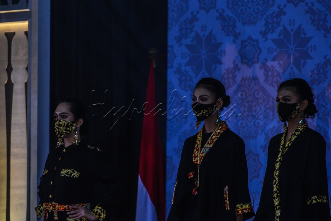 Model memperagakan modifikasi kain khas Sumsel pada fashion show Sewet Karya Kriya Sriwijaya 2021 di Hotel Aryaduta Palembang,Kamis (4/3/2021).&nbsp;<br />
&nbsp;