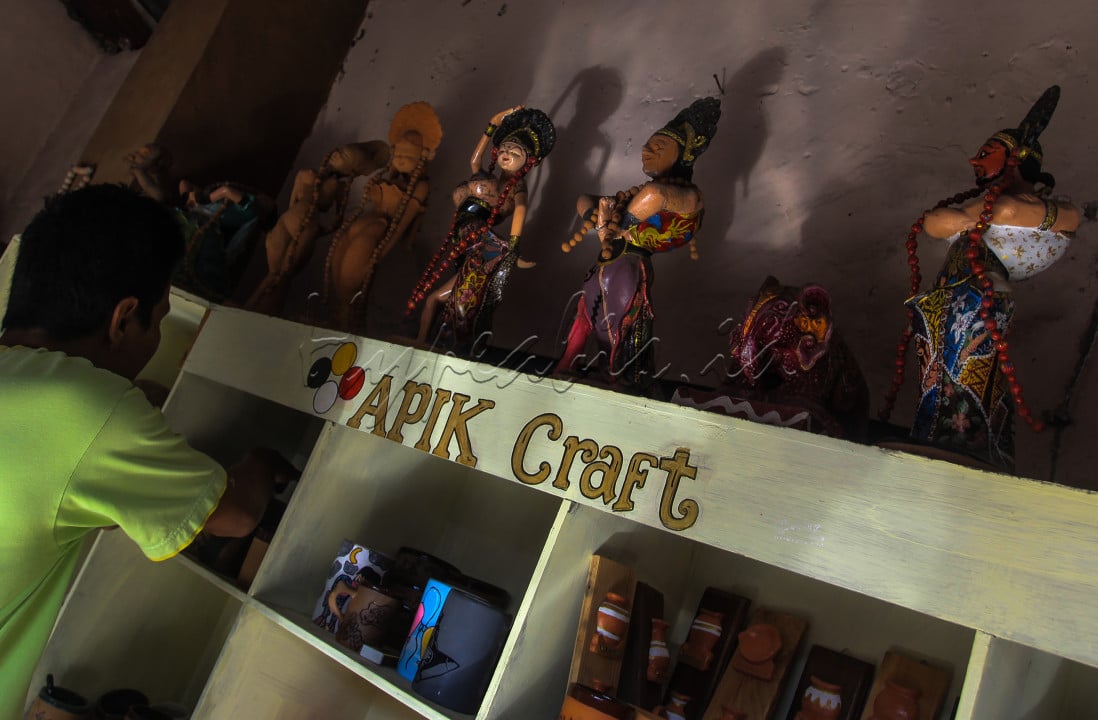 Pengrajin gerabah Desa Sitiwinangun, Kecamatan Jamblang, Kabupaten Cirebon, Provinsi Jawa Barat, sedang merapikan karya di galeri, Sabtu (30/10/2021). Karya pengrajin anak bangsa ini mempertahankan budaya gerabah di Indonesia.