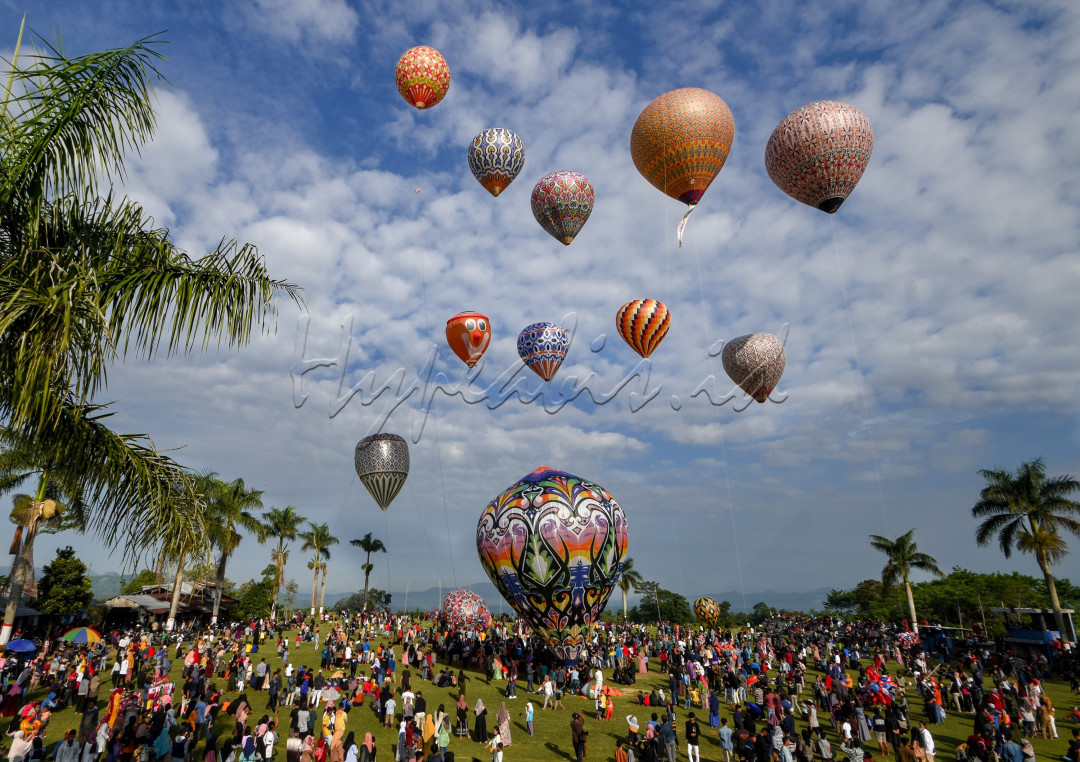 Balon udara tradisional Wonoosbo merupakan sebuah tradisi turun menurun yang dilakukan masyarakat Wonosobo, terutama di Desa Kembaran, Kalikajar Wonosobo. Balon yang beraneka macam warna dan ukuran ini di terbangkan saat perayaan Hari Raya Idul Fitri, sebagai ungkapan suka cita masyarakat dan untuk menjalin silaturahmi warga sekitar.&nbsp;<br />
Penerbangan Balon udara ini sudah mengikuti standar keamanan dari Otoritas penerbangan dan pihak keamanan. balon yang terbang di tambatkan dengan tali kurang lebih 100 meter. sehingga balon tidak terbang bebas di angkasa. Selain itu, untuk menerbangkan balon warga menggunakan tenaga asap dari pembakaran jerami atau serabut kelapa, sehingga balon yang terbang tidak membawa api ke atas. Tradisi ini sekaligus menjadi daya tarik wisata tersendiri bagi daerah tersebut dan Wonosobo khususnya.