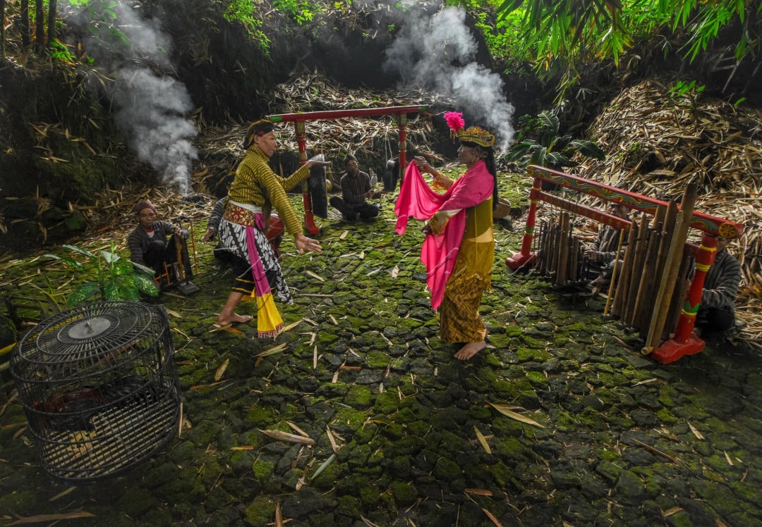 Tari Lengger merupakan salah satu kesenian tari asal Kabupaten Wonosobo. Kesenian ini selalu ditampilkan saat acara merdi desa mapun acara Adat di berbagai wilayah di Wonosobo. Kesenian ini selalu ditampilkan oleh penari lelaki dan perempuan dan diringi musik tradisional. Uniknya di Desa Mudal Wonosobo terdapat kelompok seni Tari Lengger Lansia, di mana penari lengger di bawakan oleh lansia dan bukan seorang perempuan, melainkan seorang lelaki yang di rias selayaknya perempuan.&nbsp;