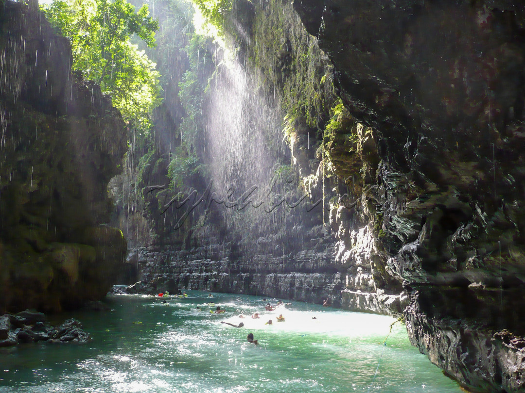 &nbsp;<br />
Green Canyon merupakan tempat wisata air yang terletak di desa Cijulang, kabupaten Ciamis, Jawa Barat. Disebut Green Canyon karena memiliki tebing yang tinggi dan berwarna hijau.&nbsp;<br />
<br />
Aktifitas seperti Rafting, dan berenang di Green Canyon ini merupakan salah satu pengalaman yang luar biasa, karena kita disuguhi pemandangan alam yang sangat indah seperti tebing tinggi yang mengapit jernih nya sungai yang kita lalui saat kita melakukan Rafting dan berenang di wisata alam ini.<br />
<br />
Selain memperkenalkan indah nya kekayaan alam Indonesia di mata dunia, sektor Pariwisata juga dianggap sebagai salah satu bisnis yang berkontribusi dalam penggerak pendapatan negara.<br />
&nbsp;<br />
&nbsp;