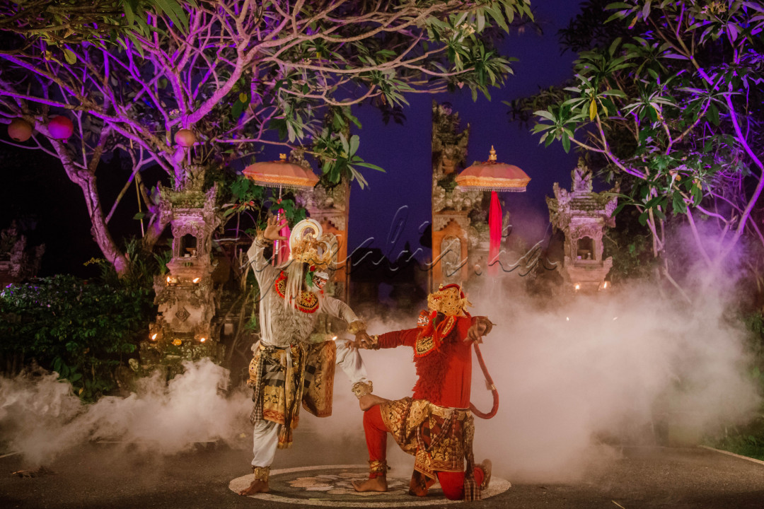 Pertunjukan seni ramayana di Bali biasanya populer dengan tarian kecak, dimana dikisahkan diculiknya Sinta oleh Rahwana. Yang pada akhirnya Sang Hanoman diperintahkan oleh Sang Rama untuk membebaskan Sinta dari Rahwana.