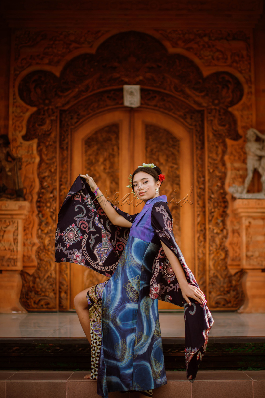 Batik merupakan salah satu kebanggaan masyarakat Indonesia, karena merupakan identitas wastra asal Indonesia. Jenis batik pun beragam di Indonesia. Kebanggaan ini dapat kita tunjukkan dengan digunakannya kain batik dalam acara tertentu oleh masyarakat Indonesia. Semua menggunakannya, karena mereka bangga menggunakannya.