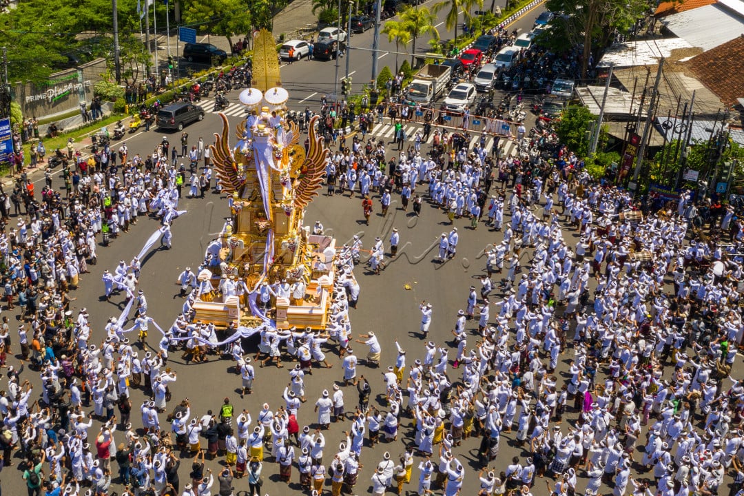 Pelebon atau ngaben sebuah tradisi dibali untuk seseorang yang sudah meninggal, pelebon disanur ini merupakan meninggalnya seorang pendeta yang juga salah satu tokoh pariwisata di Bali yang bernama "Ida Pedande Nabe Gede Dwija Ngenjung" yang berasal dari Griya Gede Keninten -S anur pada tanggal 8 Oktober 2021. Kegiatan pelebon ini mengabiskan waktu 8 bulan dan juga biaya hampir 80 miliar rupiah.