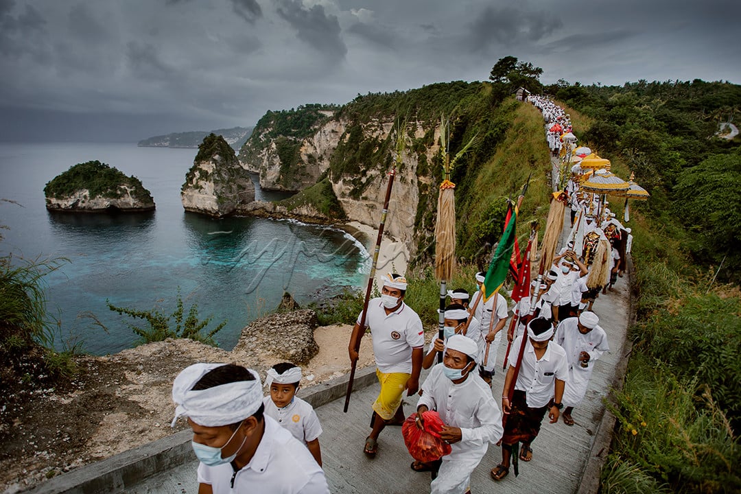 Perjalanan Melasti di Nusa Penida Melewati Pemandagan Diamond Beach yang begitu indah dan menawan