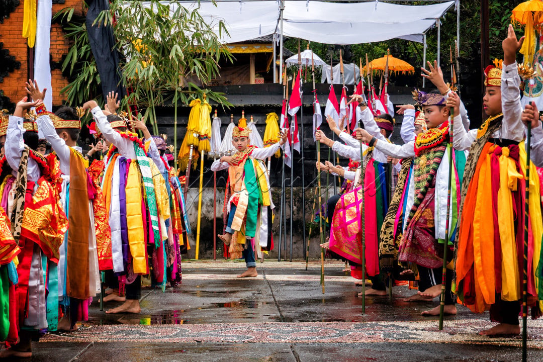 Tari Baris yang ada di desa Cempaga Buleleng Bali pada tanggal 21 November 2021, tari ini merupakan tarian yang unik karena ditarikan oleh seluruh anak-anak di Desa Cempaga. Dengan kostum baris warna warni yang khas menggambarkan kesatria bali pada jaman dahulu.&nbsp;
