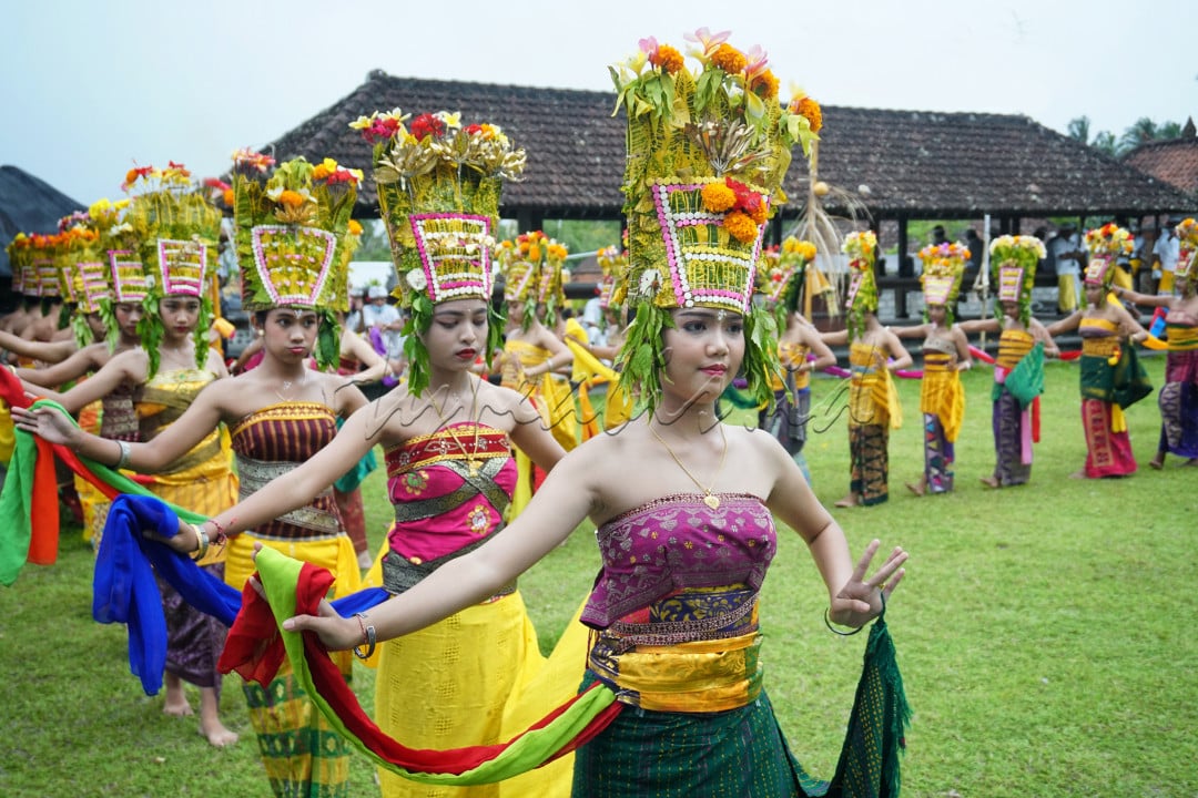 Rejang Tista Merupakan tarian sakral yang ditarikan di pura, tarian ini mengharuskan para remaja wanita yang belum menikah di desa uantuk menari dalam rangka menghatarkan para dewa kembali ke alamnya. Tarian ini dtarikan pada tanggal 20 November 2021 yang bertepatan dengan hari raya kuningan di bali dan belokasi di desa Tista Karangasem.