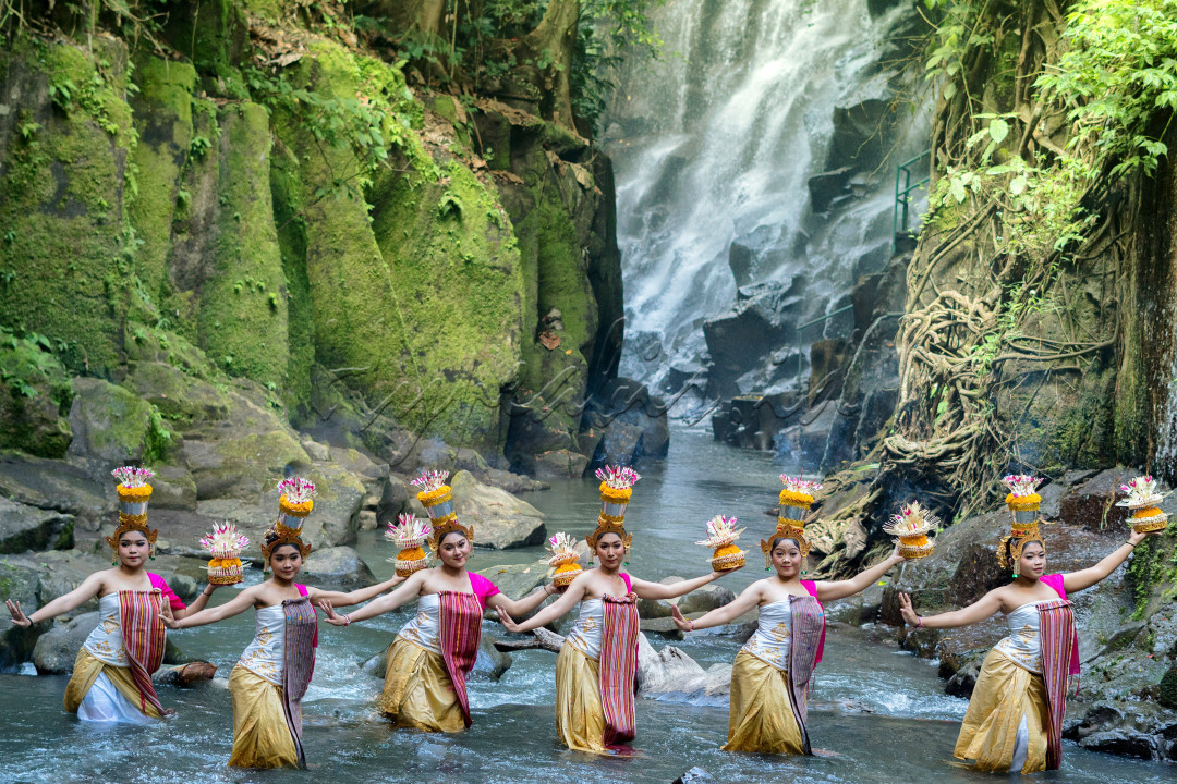 Sebuah tarian dalam menyambut perta kesenian Bali, tarian ini sebagi pembuka dan juga sebagai promosi pariwisata di daerah gianyar tepatnya di Air Terjun Kato lampo. Tarian ini di koreograferkan oleh Wawan Gumiart pada tanggal 12 Mei 2021.&nbsp;&nbsp;
