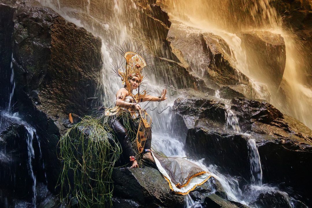 Air Terjun Kato Lampo yang sangat unik menjadi daya tarik dalam melakukan performance art, Mother earth merupakan sebuah representasi keindahan bumi beserta isinya, bagian lain dari tarian ini adalah bagaimana kita bisa mengekspresikan diri terhadap alam dan lingkungan. foto ini diambil pada tanggal 5 Mei 2021 yang berlokasi di air terjun Kato Lampo , Gianyar - Bali.