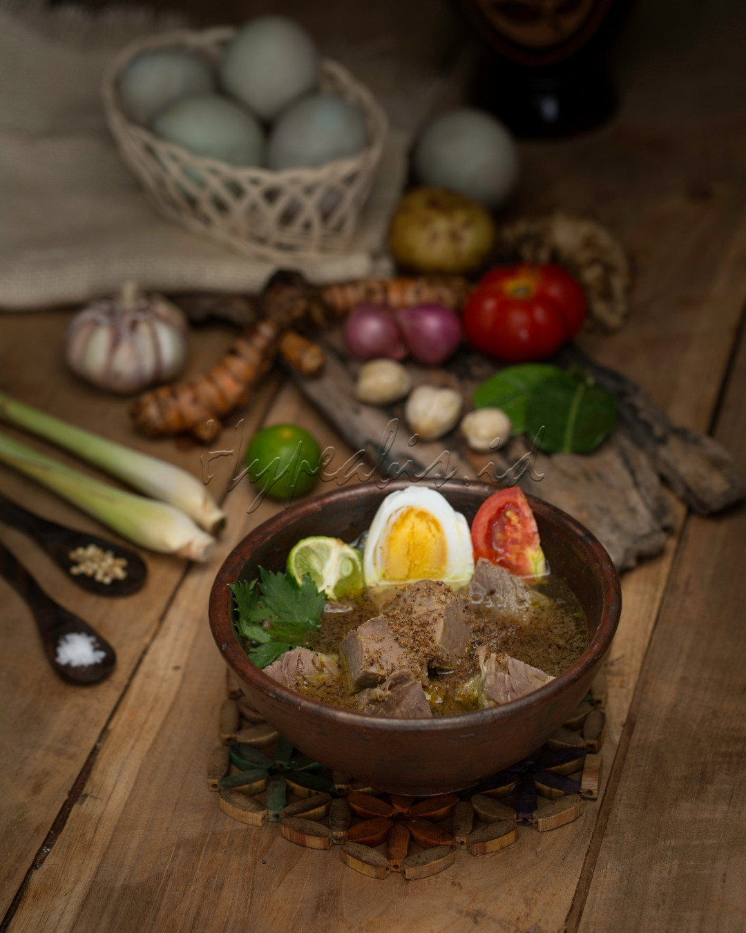 Selain memiliki kekayaan alam dan budaya yang beragam negara kita Indonesia juga kaya akan Kuliner Nusantara dengan citarasa khas rempah Nusantara.<br />
Salah satunya adalah Soto Sulung khas kota Pahlawan Surabaya-Jawa Timur,nama Soto Sulung sendiri dipilih karena pada awalnya Soto Sulung di jual di Jalan Sulung Surabaya.<br />
Soto Sulung memiliki perbedaan dari soto jenis lainnya,perbedaannya terletak pada bahan dagingnya,pada umumnya soto menggunakan daging ayam sebagai isiannya,namun Soto Sulung menggunakan daging sapi dan jerohan sapi yang dipotong berbentuk dadu dan direbus dengan kuah kaldu dengan campuran rempah rempah khas Nusantara.