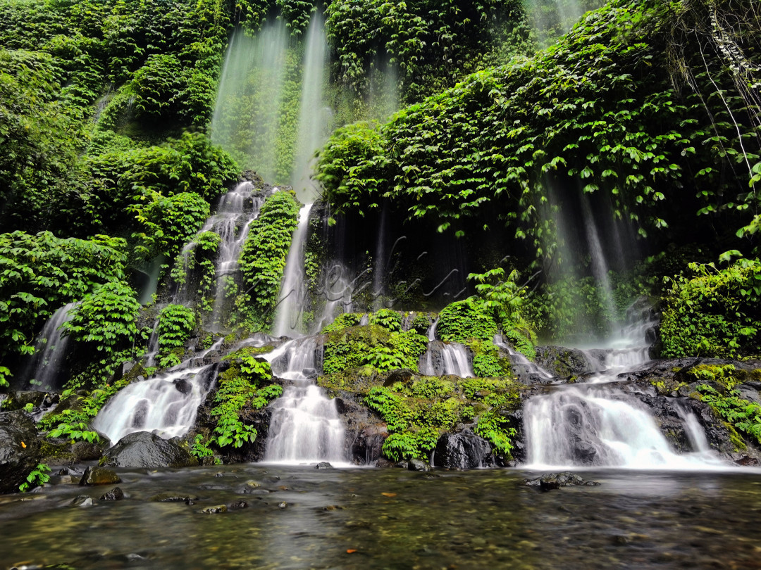 Potret keindahan pemandangan air terjun benang kelambu dengan suasana hutan tropis yang hijau menyejukan mata. Airnya jernih dan aliran air terjunnya tidak deras cenderung mengalir ditebing batu yang ditumbuhi tanaman-tanaman hijau.&nbsp; air terjun benang kelambu terletak di kawasan Geopark Gunung Rinjani yaitu di Desa Aik Berik, Kecamatan Batu Kilang Utara, Lombok Tengah. (15/Oktober/2021)