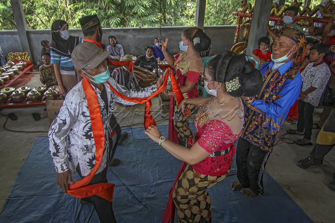 Warga menari bersama penari tayub dalam acara sedekah desa di Desa Sugihmanik Grobogan Jawa Tengah. Pementasan tari Tayub yang selalu digelar bersamaan dengan acara sedekah desa tersebut bertujuan untuk melestarikan seni budaya para leluhur yang saat ini sudah mulai langka di daerah setempat. Warga pun leluasa menari bersama para ledek atau penari tayub dan tayuban atau pergelaran tari Tayub pun tetap lestari.