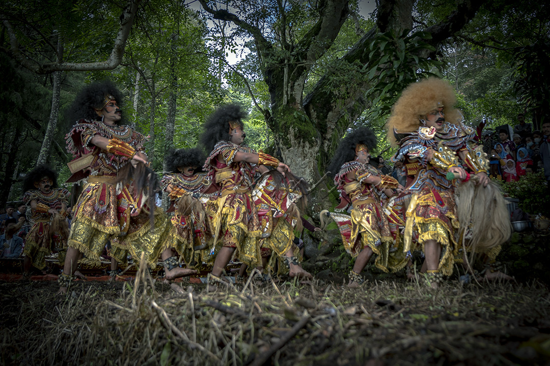 Kuda Lumping adalah kesenian khas dari Kabupaten Temanggung. Kesenian ini biasanya ditarikan secara kolosal dalam acara acara tradisonal. Biasanya ditarikan oleh para penari pria dengan menggunakan Kuda Kepang yang terbuat dari anyaman bambu. Tarian ini tak hanya di sukai masyarakat lokal tetapi juga oleh wisatawan yang datang ke Temanggung