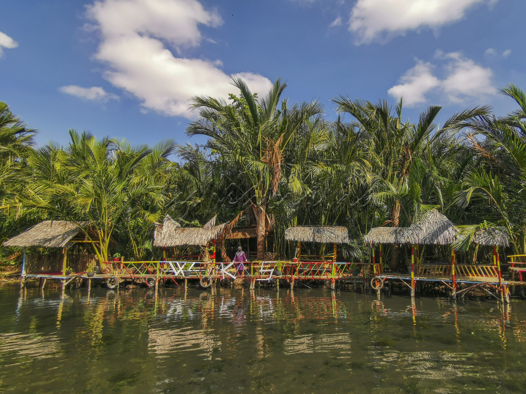 Salah satu wisata desa dengan konsep memanfaatkan air dari saluran irigasi digabungkan dengan hutan sagu. Di tempat ini wisatawan cukup bayar seikhlasnya untuk bisa menikmati keindahan dan suasana hutan sagu, bersantai di gazebo sambil memberi makan ikan atau berenang.&nbsp;<br />
&nbsp;