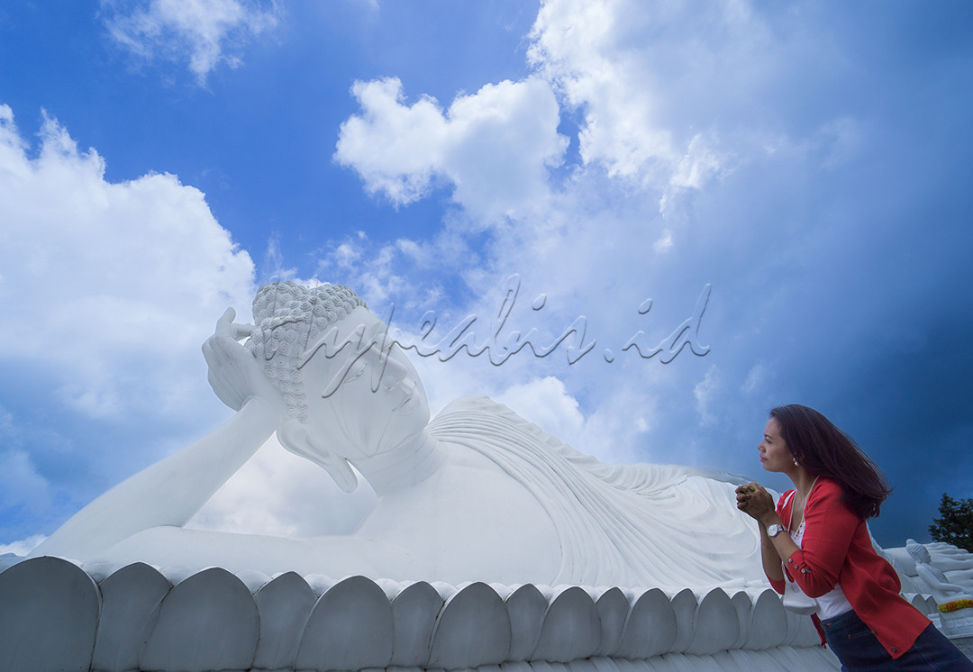 Berdoa untuk mendapatkan kesehatan dan keselamatan pada masa pandemi ini akan lebih terasa apabila dilakukan pada suatu tempat yang indah, seperti yang terdapat pada foto adalah Patung Budha Tidur yang berlokasi di Vihara Dharma Giri, Tabanan Bali.