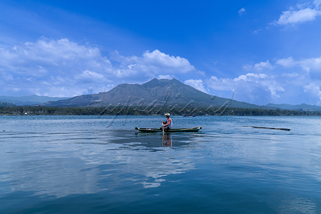 Keindahan alam Bali memang sudah terbukti sebagai penarik utama wisatawan berwisata ke Bali, selain keunikan dan keindahan adat budaya dan seni Bali, salah satu obyek wisata yang terdapat di Kabupaten Bangli adalah Gunung Batur dan Danau Batur.