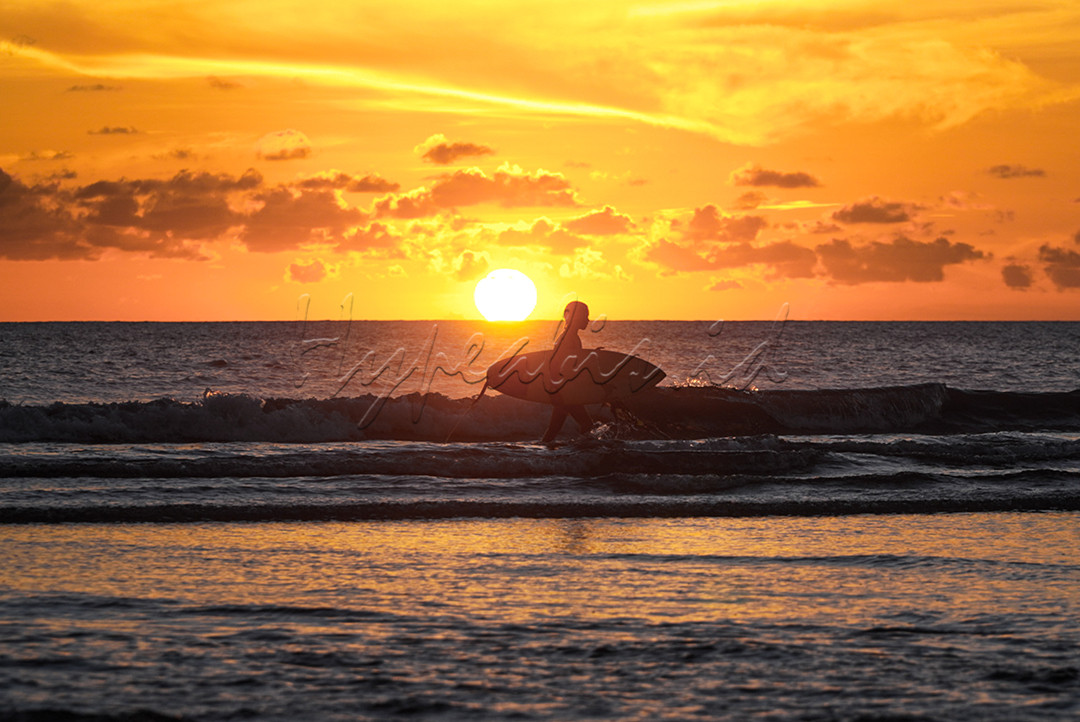 Keindahan sunset di pantai-pantai yang berada di Bali memang selalu ditunggu kehadirannya, salah satu&nbsp; sunset terindah adalah di Pantai Kuta, apalagi bila diabadikan dengan dilengkapi kehadiran para peselancar.