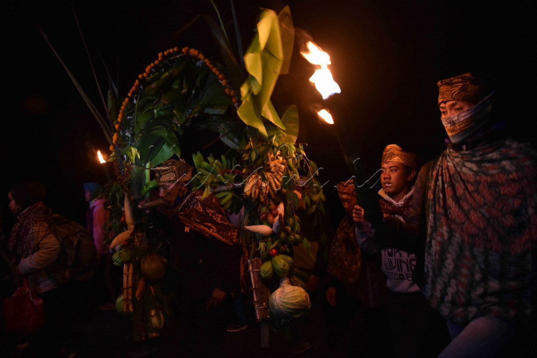Warga keturunan Tengger memikul ongkek untuk di larung ke kawah saat ritual Yadnya Kasada di gunung Bromo, Probolinggo, Jawa Timur 7 Juli 2020. Yadnya Kasada merupakan bentuk ungkapan sukur kepada sang pencipta dan penghormatan bagi para leluhur Tengger dengan melarung sesaji ke kawah Bromo.