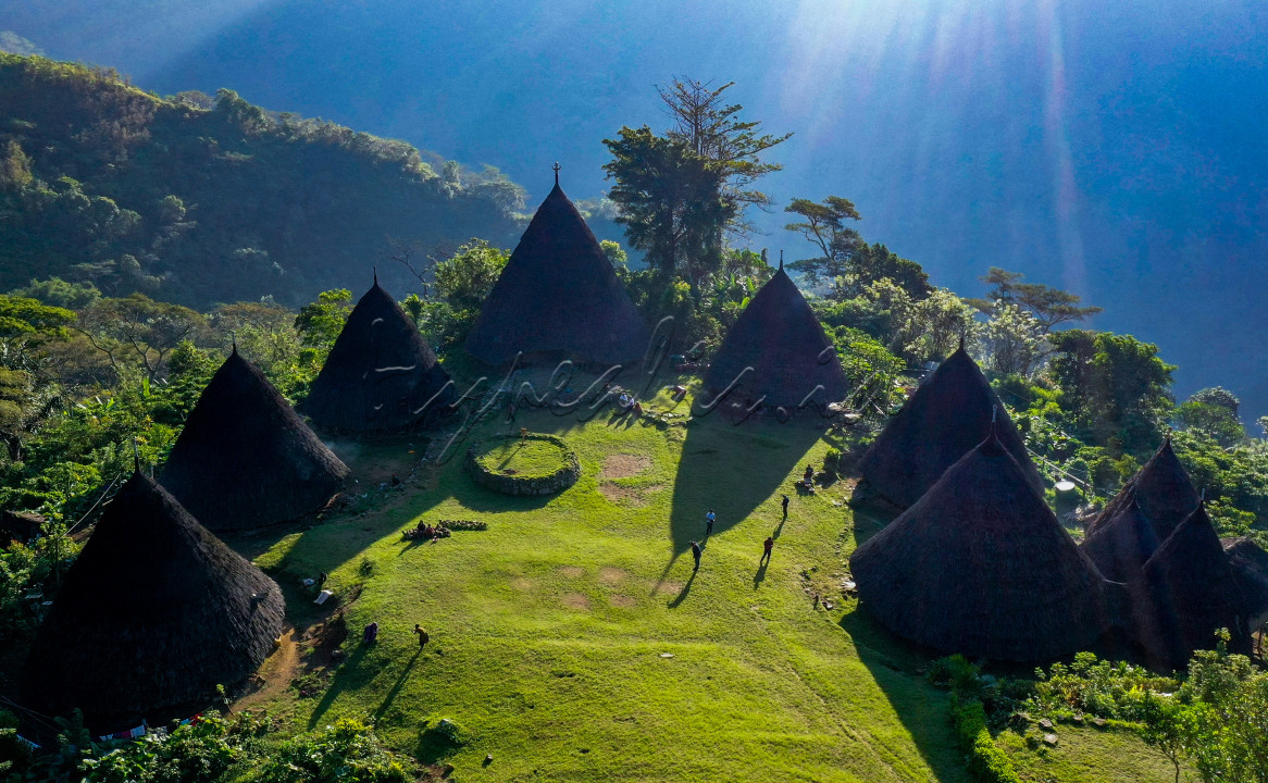 Foto udara panorama alam Desa Adat Wae Rebo &nbsp;Flores, Nusa Tenggara Timur, Sabtu (12/06/2021). Wae Rebo satu dekade terakhir menjadi destinasi tujuan wisata yang memiliki tujuh rumah berbentuk kerucut. Wae Rebo terletak diketinggian 1.300 meter diatas permukaan laut untuk menuju kesana wisatwan harus berjalan kaki mendaki gunung selama sekitar 2,5 jam dari Pos satu. Wisatawan akan melewati tiga pos pendakian, namun perjalanan itu akan terbayar dengan ramahnya penduduk, pemandangan yang indah, dan juga kopi panas lokal yang merupakan salah satu produk perkebunan masyarakat desa Waerebo.