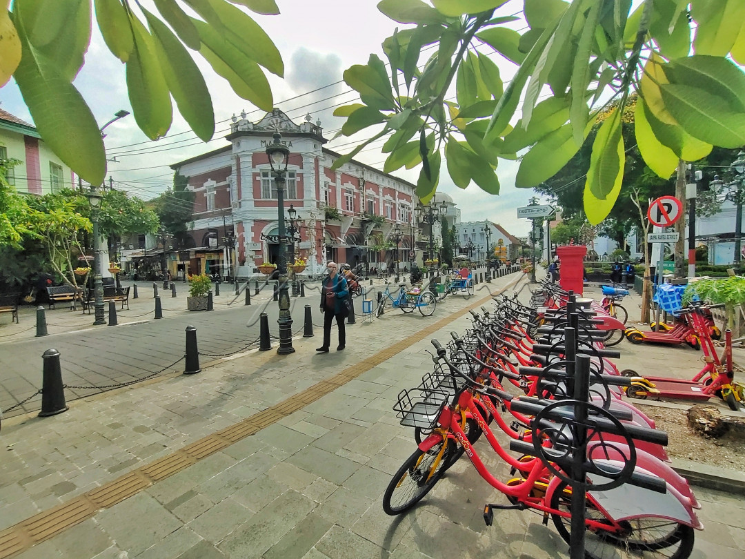 Kawasan Kota Lama Semarang Pada Siang Hari masih belum terlihat rame, karena panas. Biasanya menjelang sore, kawasan ini akan semakin rame dengan pengunjung yang datang.