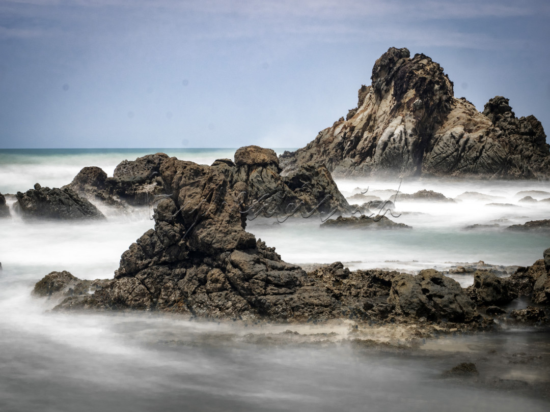 Pantai Karang Beureum salah satu pantai dengan indah di Lebak Banten. Obyek&nbsp;wisata&nbsp;ini menawarkan pantai pasir putih plus hamparan bebatuan yang menarik. Saat air surut, bisa berjalan ditengah menikmati deburan ombal plus menyaksikan aneka biota laut yang mengagumkan dari dekat.