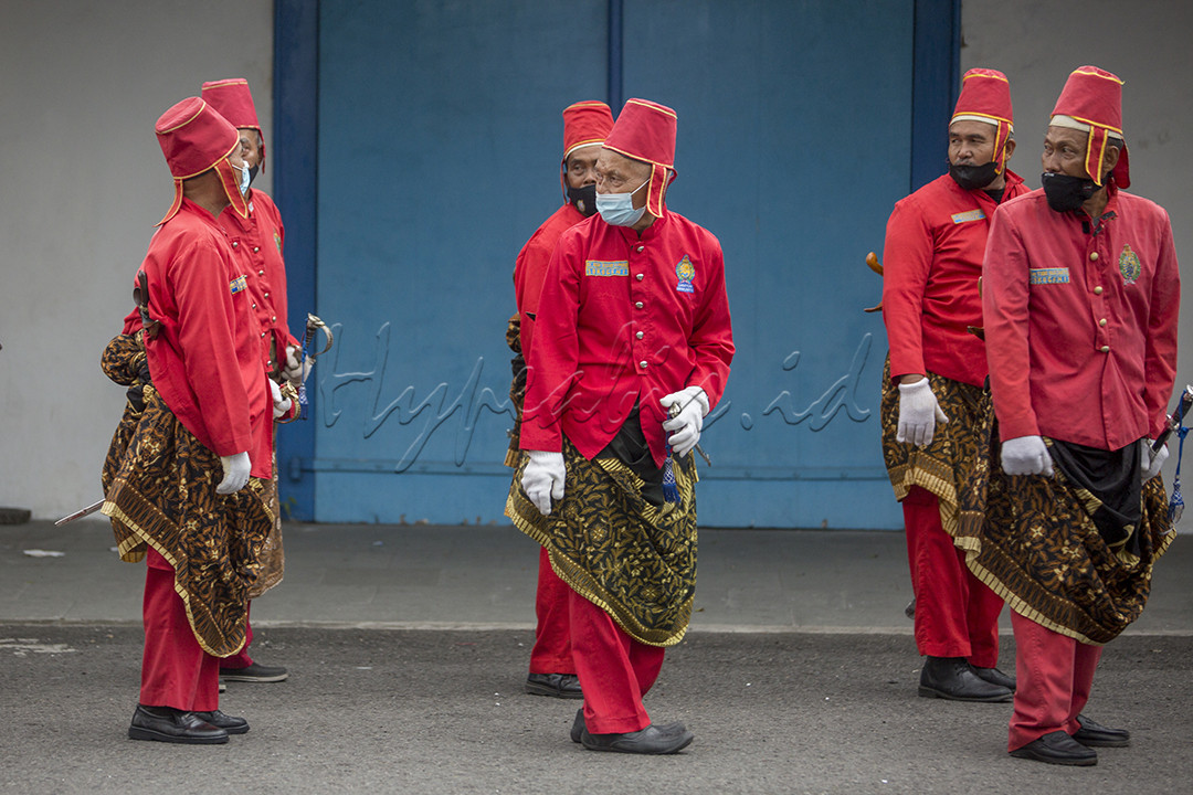 <br />
TENTARA ABANG&mdash;Sejumlah pasukan tentara Keraron Kasunanan Surakarta berseragam merah saat sedang berbaris mengikuti latihan rutin di halaman Kraton. Mereka berlatih di setiap hari Sabtu setiap pekannya untuk menghibur warga yang berkunjung di Kota Solo meski pandemi Covid-19 matig belum mereda.