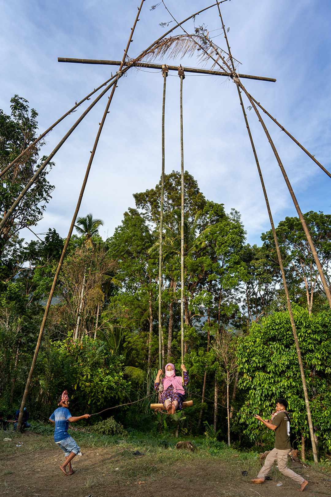 Mindoa atau ayunan adalah tradisi budaya bugis yang biasa diadakan pada saat setelah musim panen selesai dan lokasi nya di buat di area sawah, para masyarakat berkumpul &amp; memeriahkan dengan sukacita.