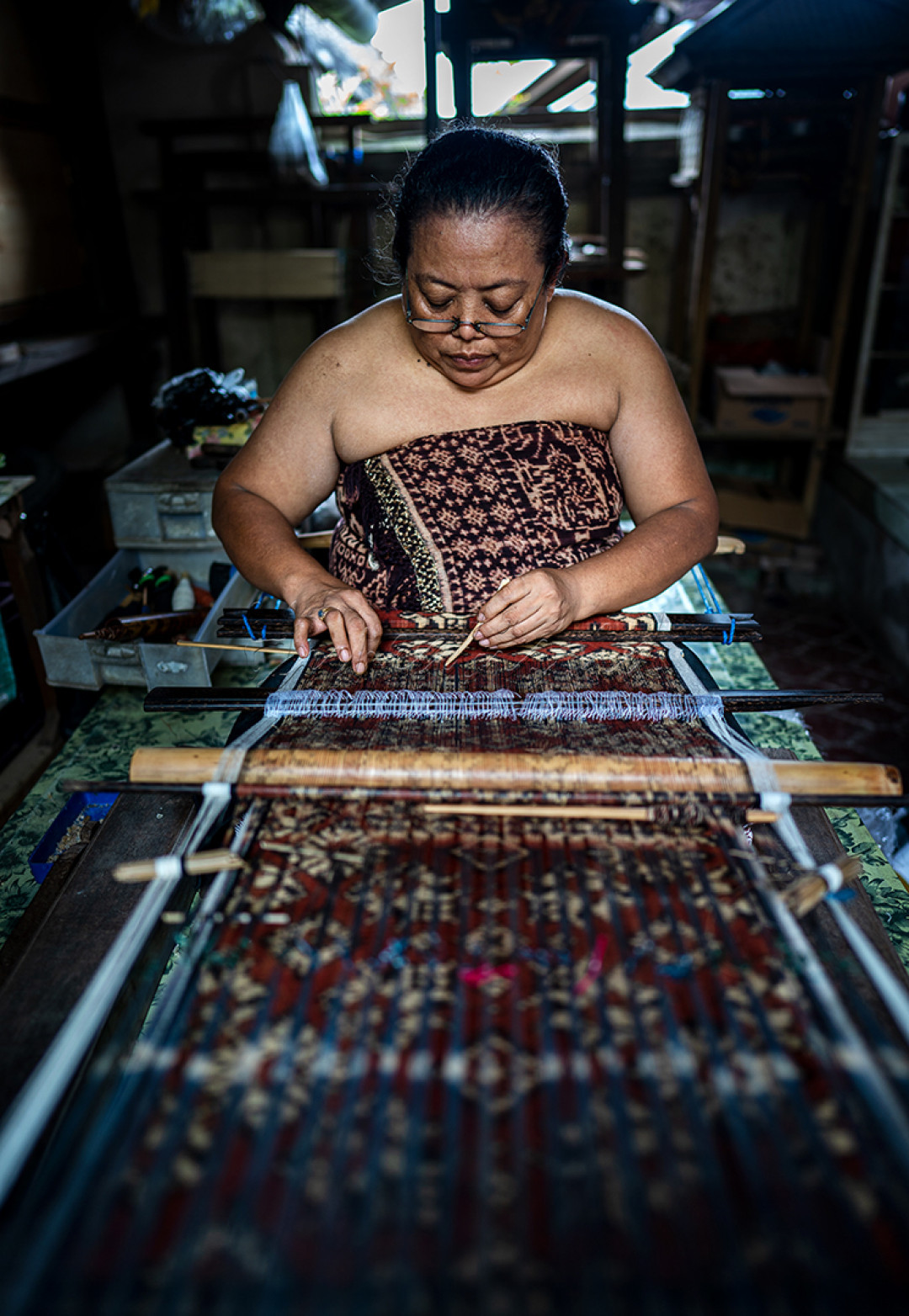 Teknik pengerjaan tenun gringsing menggunakan teknik ikat ganda atau double ikat. Teknik ikat ganda adalah teknik yang rumit dan membutuhkan kesabaran.&nbsp;Oleh karena itu, tidak banyak kain tenun yang dihasilkan dengan menggunakan metode ini. Bahkan, yang membuat tenun dengan teknik ikat ganda menjadi lebih spesial dan unik adalah karena pembuatan tenun dengan teknik ini hanya dapat ditemukan di Indonesia, Jepang, dan India