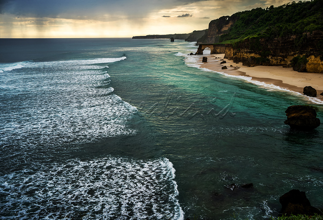 Batu Bolong adalah sebuah destinasi wisata bahari di Kecamatan Kodi, Sumba Barat Daya, Nusa Tenggara Timur (NTT). sangat disayangkan karena destinasi ini telah ambruk tahun lalu.<br />
<br />
&nbsp;