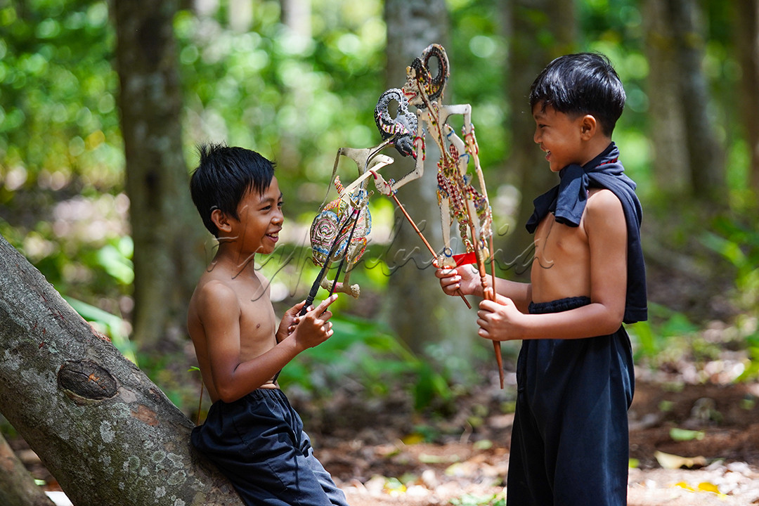 Wayang sebagai salah satu warisan budaya Indonesia harus diperkenalkan kepada generasi milenial terlebih anak-anak, sehingga di masa mendatang akan tetap lestari.