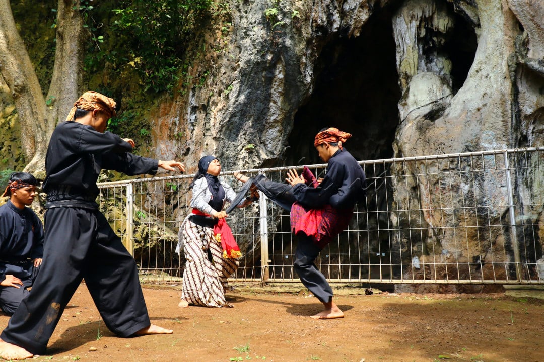 Pesilat memperagakan gerakan silat menggunakan perkakas wanita seperti karembong (selendang), cucuk konde dan sobrah (gelung palsu) saat prosesi gelaran Puhun Pusaka Karatuan di Goa Pawon, Kawasan Karst Gunung Masigit, Kecamatan Cipatat, Kabupaten Bandung Barat, Rabu 19 Mei 2021. Menurut pegiat seni Abah Nanu, Goa Pawon merupakan tempat prosesi ritual khusus (ritus) para leluhur menyerahkan senjata (pusaka) pada keturunannya yang disebut prosesi Puhun Pusaka Karatuan.<br />
&nbsp;