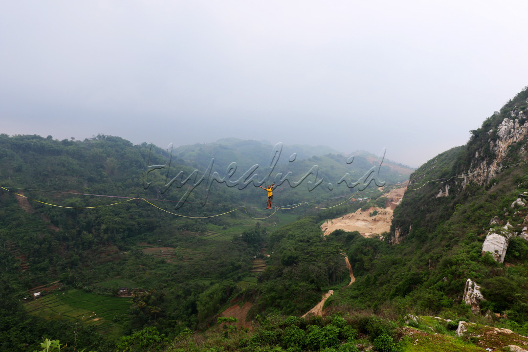 Pegiat olahraga slackline asal Ekuador melakukan aksi highline dengan panjang lintasan 200 m di tebing Gunung Hawu, Padalarang, Kabupaten Bandung Barat, Senin (20/1/2020). Tebing Gunung Hawu dan Pabeasaan ini menjadi salah satu jalur favorit highline bagi para pecinta olahraga ketinggian sehingga menjadi potensi wisata baik lokal maupun mancanegara di Kabupaten Bandung Barat. Jalur highline sepanjang 200 m yang dipasang dari gunung hawu ke pabeasan ini merupakan jalur terpanjang pertama di Indonesia yang dipasang oleh kelompok pegiat olahraga slackline Pushing Panda.<br />
&nbsp;