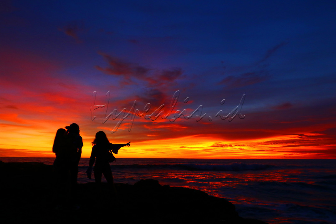 Sejumlah wisatawan mancanegara saat menikmati sunset dan keindahan pantai di Jalan Pantai Batu Mejan, Canggu, Kecamatan Kuta Utara, Kabupaten Badung, Bali, Sabtu 13 November 2021. Menteri Pariwisata dan Ekonomi Kreatif (Menparekraf) Sandiaga Uno menyebut sektor pariwisata mulai bangkit dari dampak pandemi Covid-19 secara berangsur-angsur setelah menurunnya angka penularan Covid-19 di Indonesia.<br />
&nbsp;