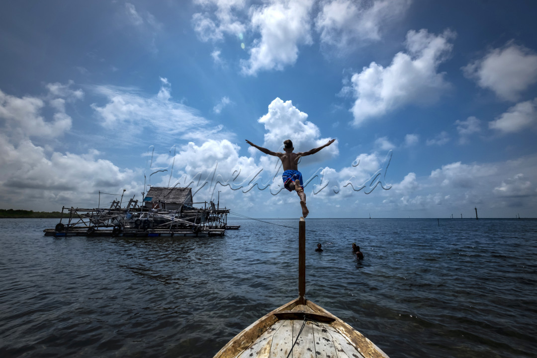 Perkampungan Suku Laut di kabupaten Bintan kepulauan Riau sudah menjadi spot pariwisata baru. menyuguhkan Alam , dan kearifan lokal khas Orang laut atau suku laut yang indah dan unik. serta sudah mulai mendatangkan income di sektor ini bagi pemerintah setempat maupun penduduk nya&nbsp;