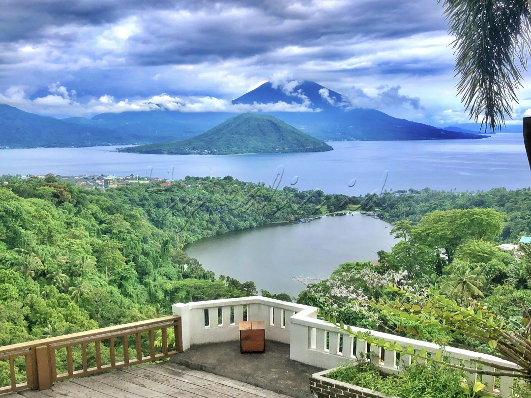 Danau Laguna Ternate berada di kelurahan Ngade, Kota Ternate. Tempat wisata ini menyuguhkan perpaduan antara danau, laut, dan gunung Tidore (gunung yang berada di lembaran uang seribu) yang memanjakan mata tiap orang yang melihatnya.<br />
selain itu, Danau ini masih terjaga kealamiannya sehingga bisa menjadi salah satu destinasi favorit dalam menenangkan diri dari kebisingan perkotaan.