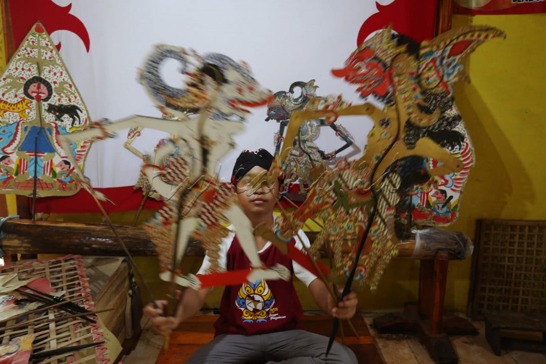 Alif Nur Aziz, siswa Sekolah Dasar kelas 6, yang menekuni Dalang Wayang Kulit secara otodidak sejak kelas 3, melakukan latihan memainkan wayang kulit di rumahnya di Desa Bendungan, Gunung Kidul - Yogjakarta (Selasa, 19 Oktober 2021) menjelang Festival Wayang Kulit tingkat Nasional. Alif meraih juara pertama pada Festival Dalang Anak se-Daerah Istimewa Yogjakarta Kategori Pentas Wayang Kulit Tahun 2021 pada 5 Oktober 2021 lalu, dan akan mewakili provinsi Daerah Istimewa Yogjakarta pada Festival Dalang Anak tingkat Nasional yang akan di gelar di Jakarta.