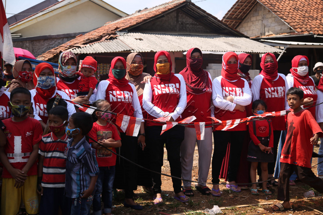 Para kaum wanita warga Desa Leuwinanggung, Tapos - Depok, Jawa Barat (Senin, 17 Agustus 2020) serta warga lainnya, nampak sangat antusias mengikuti upacara Detik-Detik Proklamasi. Mereka merasa bangga masih bisa mengikuti upacara dan kegiatan perlombaan dalam rangka memperingati Hari Kemerdekaan Indonesia ke-75 walau Pandemi COVID-19 belum reda.
