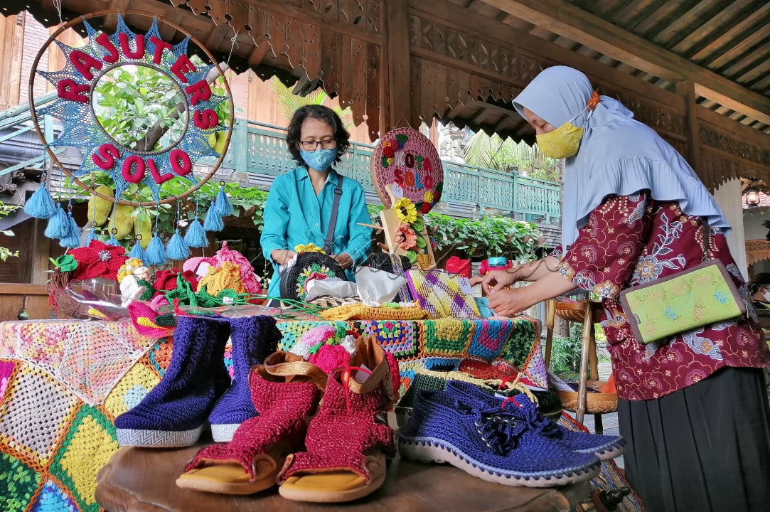 Salah satu bisnis perekonomian sektor pariwisata kota Solo adalah kerajinan rajut dari bahan benang.&nbsp;<br />
Para rajuter mambu menciptakan jenis dan berbagai corak untuk pembuatan cinderamata. Selain bahan baku yang relatif murah pernak pernik ini tentu saja memiliki harga yang terjangkau bagi kalangan wisatawan.&nbsp;