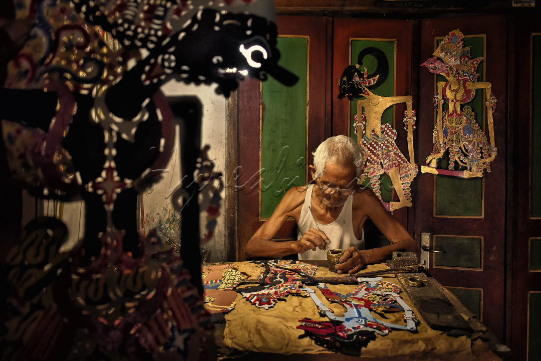 Mbah Merto, asal Desa Bekonang Sukoharjo ini berinovasi membuat wayang dari bahan kertas, mengingat bahan baku dari kulit begitu mahal beliau coba berimprovisasi dalam bisnisnya.<br />
Hasilnya pun tidak mengecewakan walau karya tersebut hanya merupakan hiasan dan cinderamata.&nbsp;<br />
Menjunjung tinggi nilai budaya leluhur pun masih tetap dipegang teguh olehnya.&nbsp;