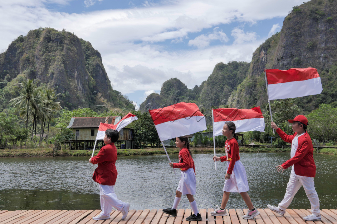 Rammang-Rammang merupakan sebuah tempat di gugusan pegunungan karst Maros-Pangkep, yang merupakan karst terbesar ketiga di dunia dengan luas sekitar 43.700 hektar dan memiliki 280 gua. Sebanyak 16 gua di antaranya menjadi situs prasejarah.<br />
<br />
Rammang-rammang sendiri merupakan istilah dari bahasa Makassar yang bermakna awan atau kabut.<br />
<br />
Aktifitas yang bisa dilakukan di kawasan Rammang-Rammang ialah menikmati pemandangan Batu Karst dan juga melihat kehidupan para masyarakat yang notabene saling berhubungan darah, kesehariannya sebagai petani, peternak, nelayan, hingga pemandu wisata menjadi sumber pemasukan masyarakat di Kampung Berua.<br />
<br />
Rammang-Rammang merupakan bagian dari Geopark Maros-Pangkep dan akan menuju Geopark Dunia "UNESCO GLOBAL GEOPARK"<br />
<br />
Mari sama-sama dukung Kearifan Lokal Pariwisata Indonesia.