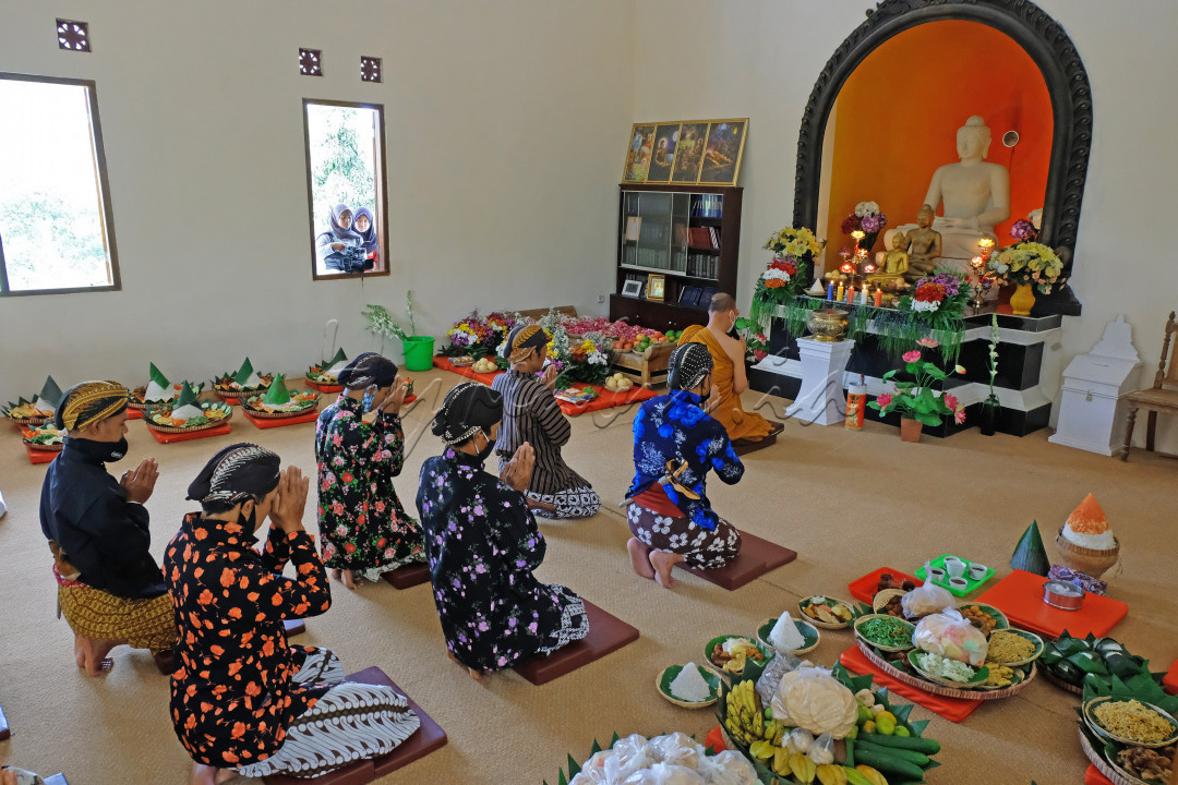 Sejumlah umat Budha melaksanakan puja bakti saat ritual peletakan Patung Dewi Sri atau Dewi Tara di Vihara Dusun Delen, Tleter, Kaloran, Temanggung, Jawa Tengah, Minggu (11/4/2021).&nbsp;