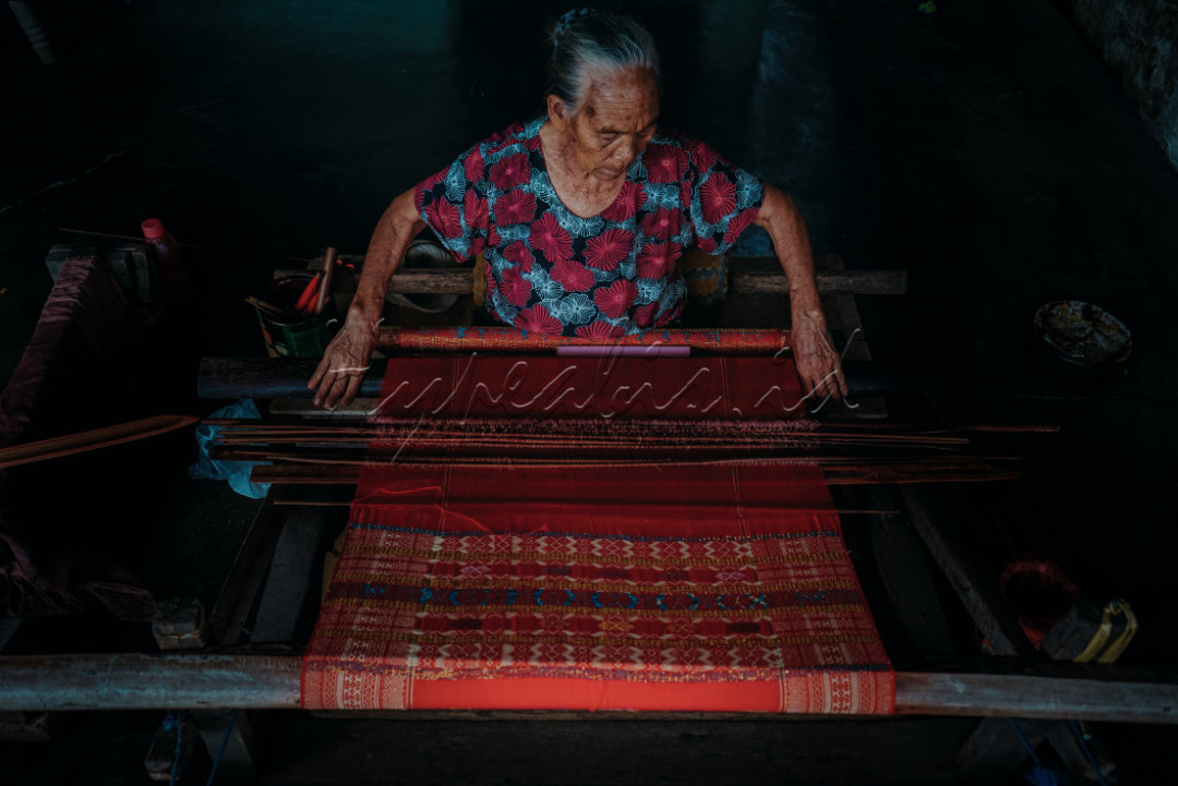 <div><br />
Kerajinan ulos merupakan warisan budaya bagi Indonesia yang berasal dari suku batak sumatera Utara.&nbsp;<br />
suku Batak sudah mengenal ulos sejak abad ke-14, bersamaan dengan masuknya alat tenun tangan dari India.</div>

<div>Awalnya, ulos berfungsi sebagai penghangat badan bagi nenek moyang suku Batak yang hidup di kawasan pegunungan. Ulos pun menjadi simbol kehangatan bagi suku Batak kala itu.Seiring waktu berjalan, ulos bukan lagi sekadar kain penghangat tubuh. Ulos menjadi kain yang melambangkan ikatan kasih sayang antara orangtua dan anak-anaknya atau antara satu orang dengan orang lain.</div>