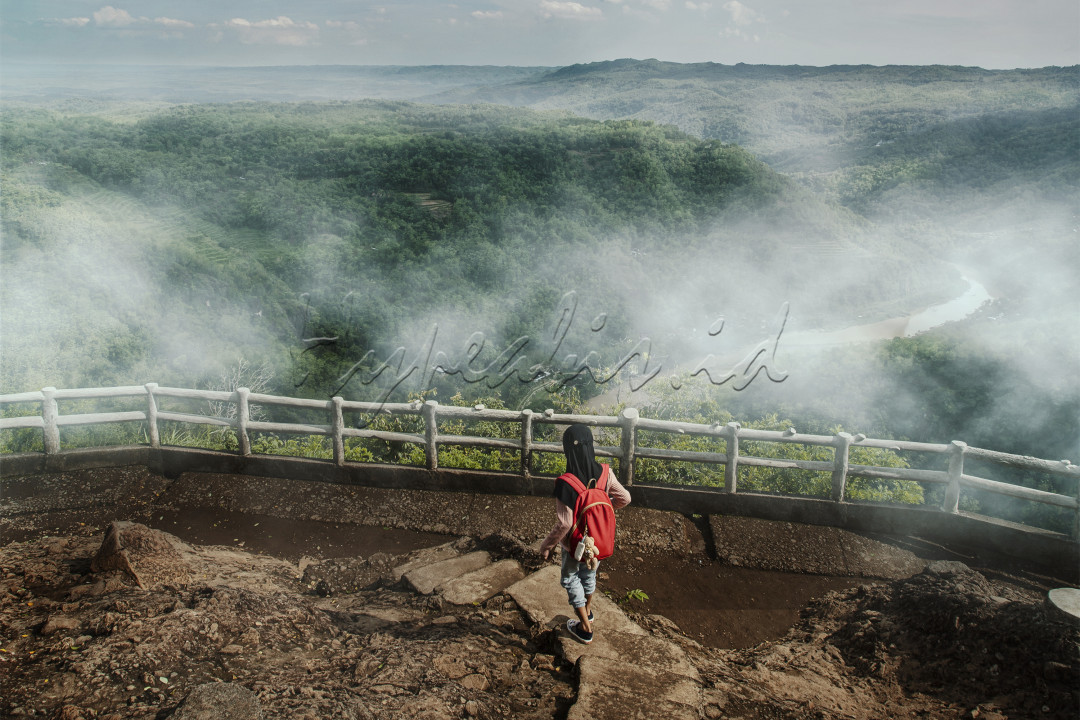 Puncak Dlingo yang viral dan terkadang disebut negari di atas awan.<br />
Tidak jauh dari pusat kota jogja merupakan kelebihan dari bukit tersebut dibanding bukit lain di wilayah jogja, hanya sekitar 30 menit.<br />
Tiket masuk termasuk murah untuk semua kalangan, datang kesana pagi atau sore sangat disarankan jika pingin kesana<br />
, jika pagi akan mendapatkan kabut pagi yang indah dan sore bisa melihat sunset yang keren.